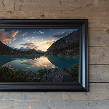 Ein Meisterwerk an der Wand. Zu sehen ist ein Südtiroler Bergsee bei Sonnenaufgang. Ein Bild von Thomas Weber BGL.
